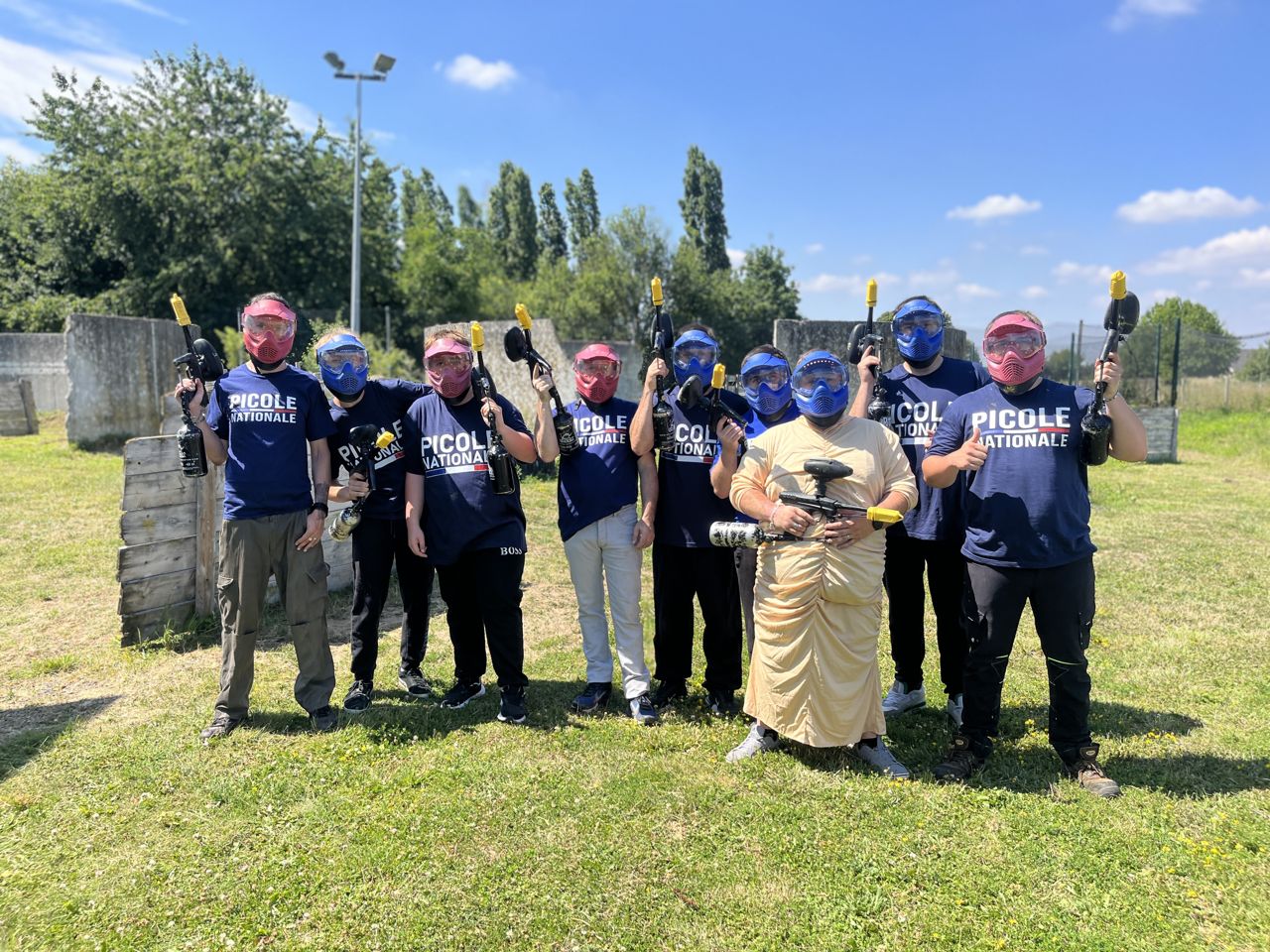 Groupe d'EVG en tenue de paintball chez Team Square