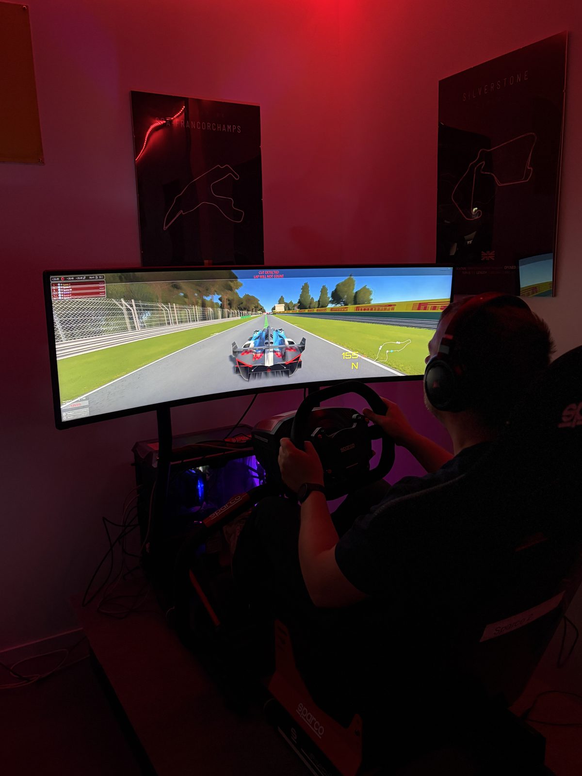 Un joueur aux commandes du simulateur F1 & GT chez Team Square